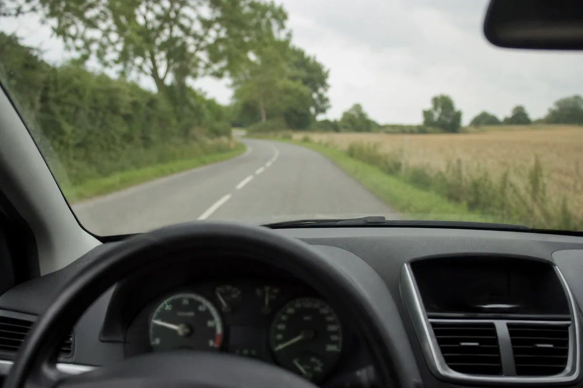 Compteur kilométrique d’une voiture citadine photographié depuis le siège conducteur